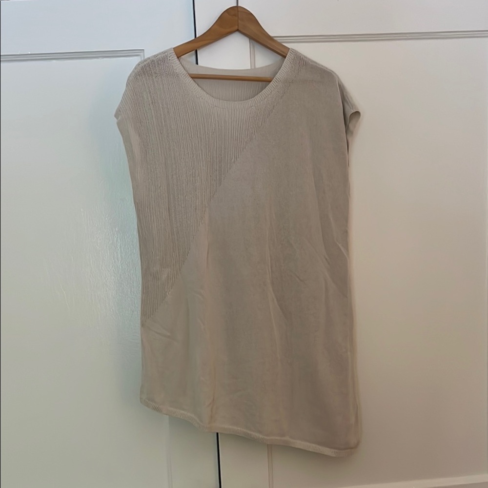 Woven gray tunic with an asymmetrical hem